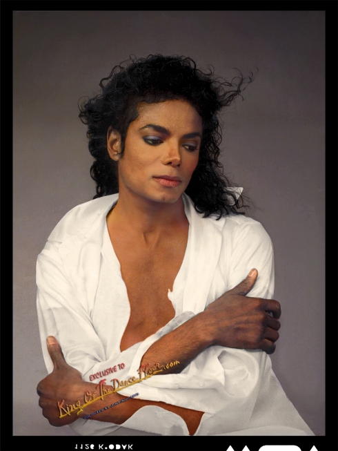 Michael Jackson, the King of Pop, kept his hair long and often wore loose feminine fabrics. In this photo he looks like a beautiful man!