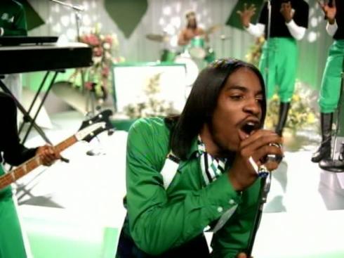 Andre from Outkast pressed his shoulder-length hair out, giving him quite an androgynous look!